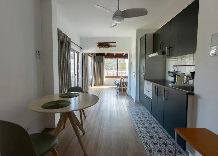 Seamount, Beside With Balcony تاماريو